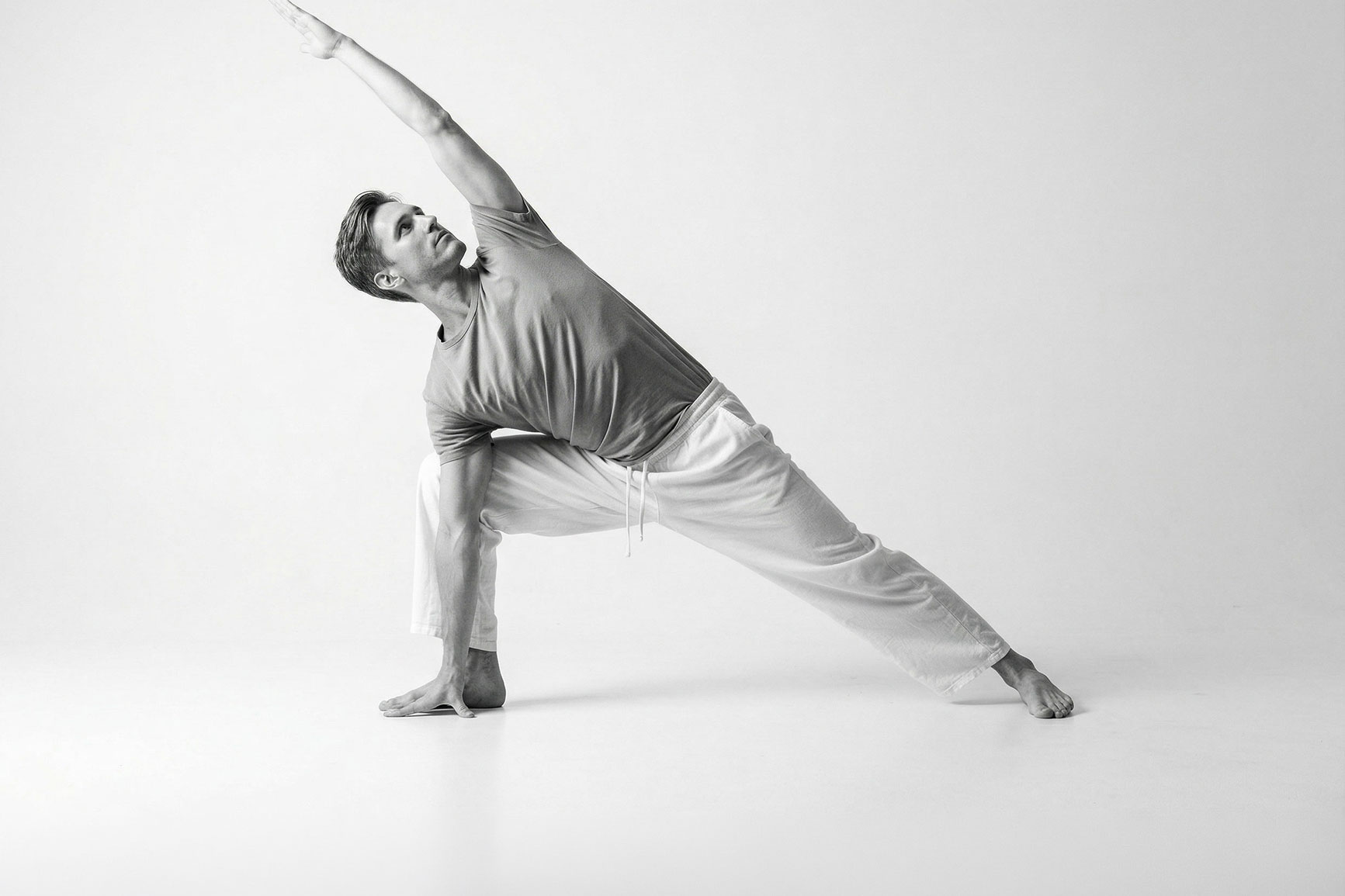 Mladý muž v joga pozícii v stoji – yoga v Habit Studio Košice