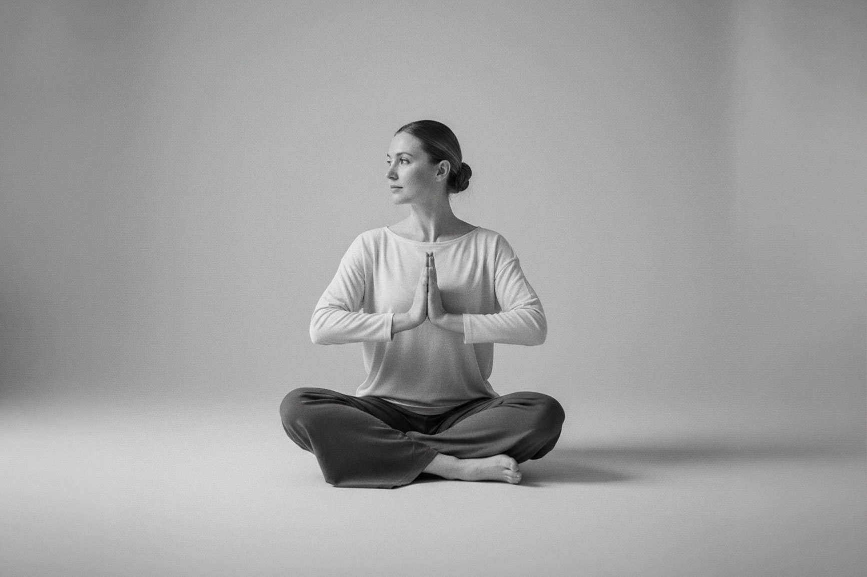 Žena so spojenými dlaňami v namaste geste - joga symbol rovnováhy a pokoja